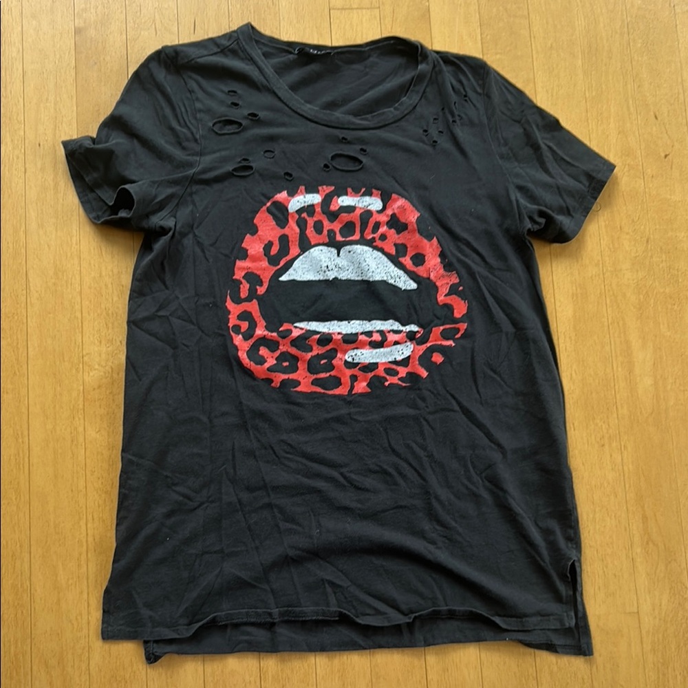 Zutter Black Distressed T-Shirt with Red Leopard Lips Graphic